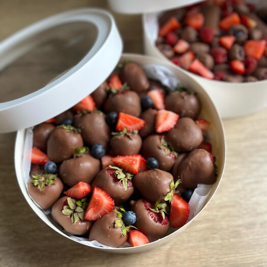 Клубника в шоколаде в круглой коробочке 🍓