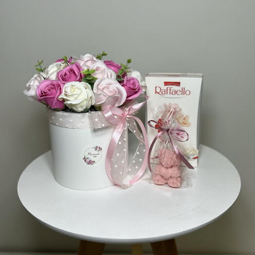 Подарочный набор любимой девушке с букетом из мыльных роз, конфетами Raffaello и аромасвечой ручной работы