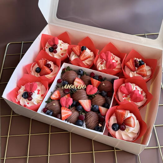Капкейки с клубникой в шоколаде подарок девушке