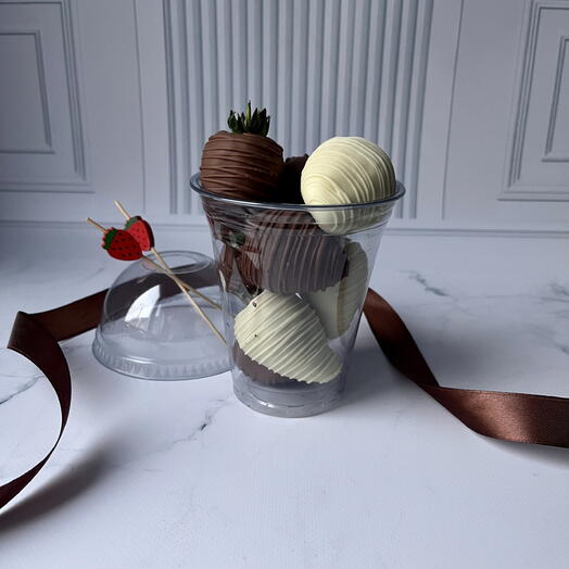 Клубника в белом и молочном бельгийском шоколаде в стакане 🤍🍓🤎