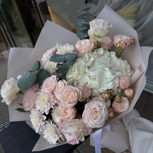 Букет с гортензией и кустовой розой 💕