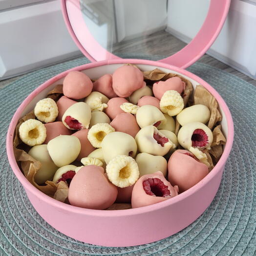 Малина в белом и розовом шоколаде + фигурки из шоколада