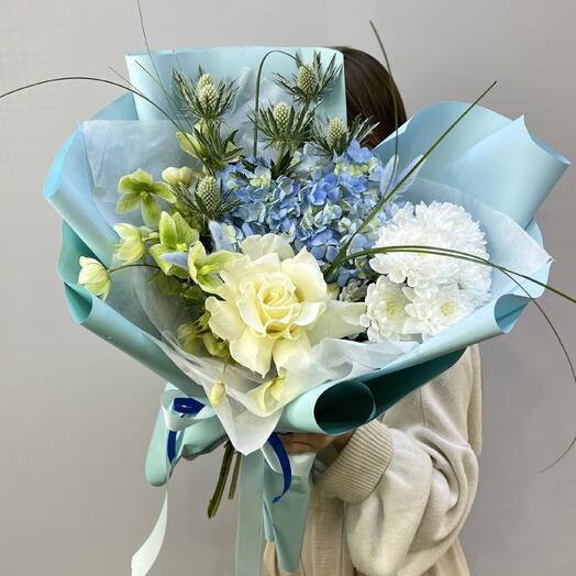 Букет с Гортензией и хелеборусом