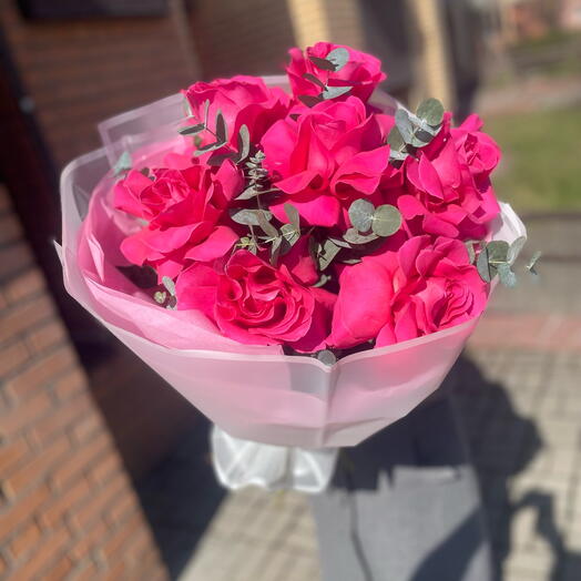 7 малиновых французских роз