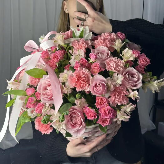 Корзина «Весна» кустовые, одноголовые розы пинк, диантусы и альстромерия