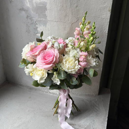 Букет невесты: розовые розы, фрезии и львиный зев Н27