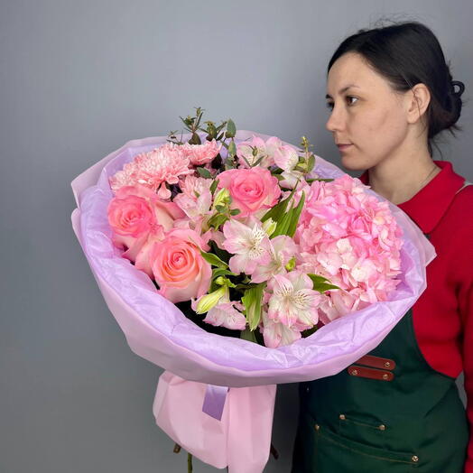 Воздушный букет из гортензии, роз и алстромерий