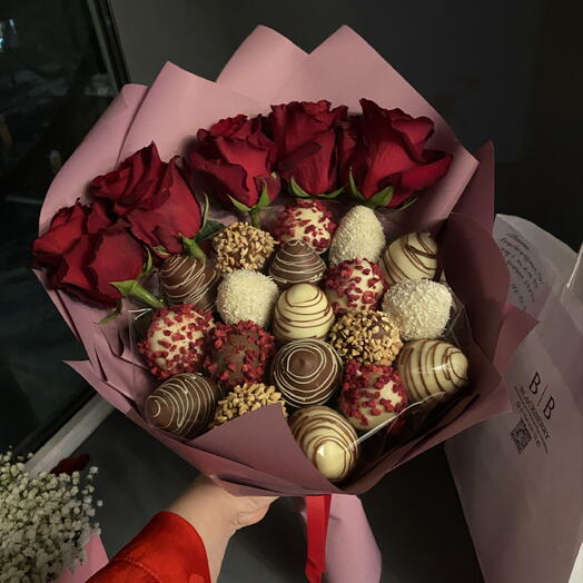 Букет из клубники в шоколаде с розами «Love is»