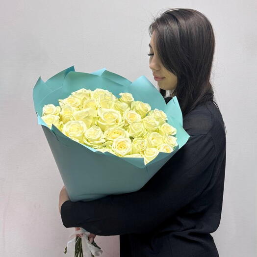 31 белая роза 70 см в голубой упаковке 💐 нежный стильный букет