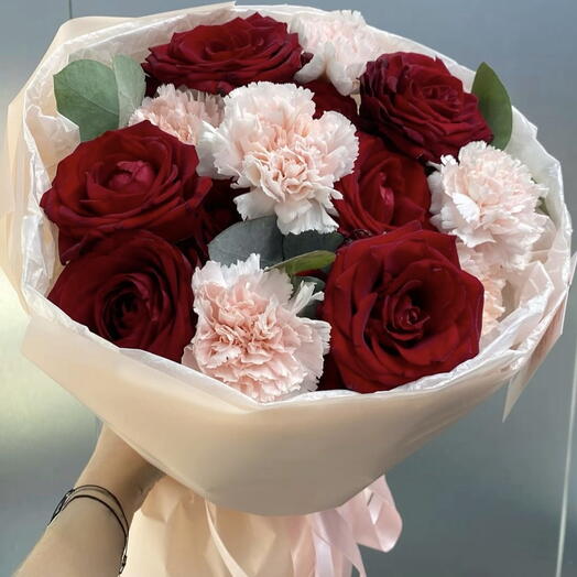 Букет из красных роз и диантусов