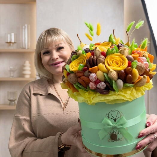 Большая шляпная коробка с сухофруктами и орешками