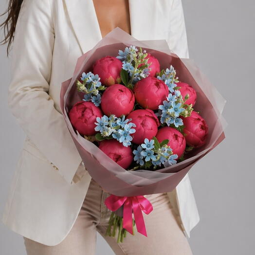 Коралловые пионы с незабудками