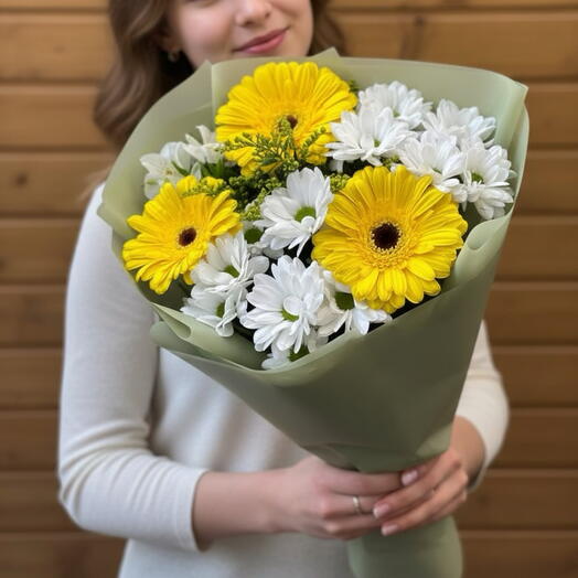 Букет из желтой герберы и хризантемы кустовой