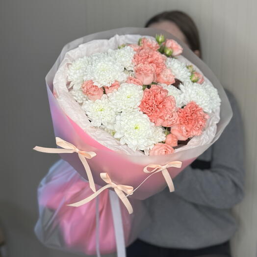 Букет из хризантем кустовых роз и диантусов с бантиками
