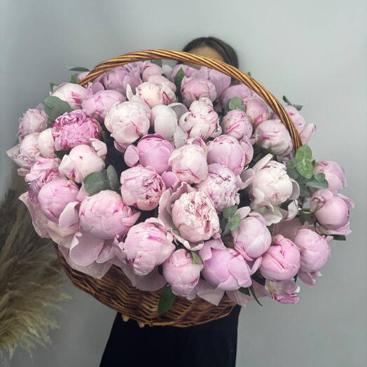 Шикарная корзина пионов