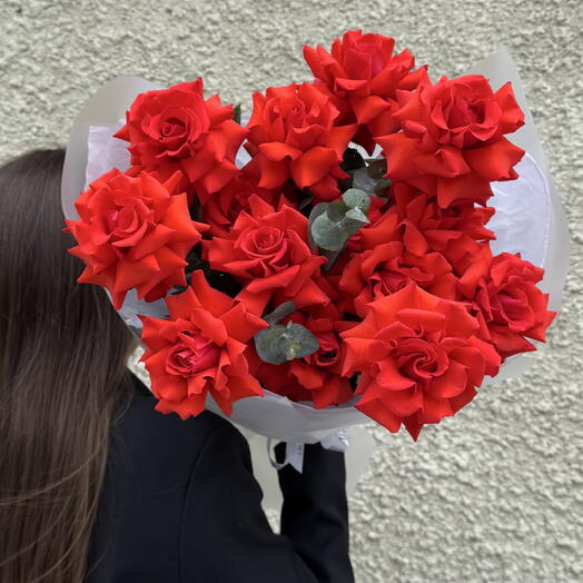 Роза Нина с эвкалиптом 15 шт