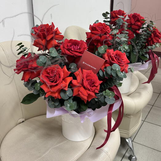 Яркие Французские Розы 9 с эвкалиптом в шляпной коробочке