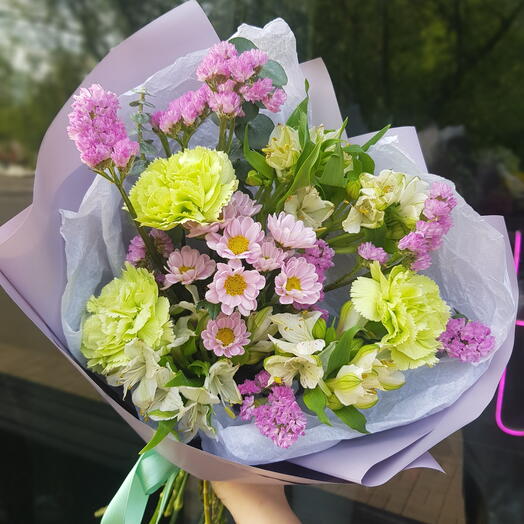 Яркий букет с диантусами, альстромерией, сантини и статицей