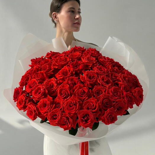 Букет из 55 ажурных алых роз