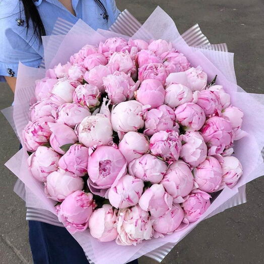 51 розовый пион в букете