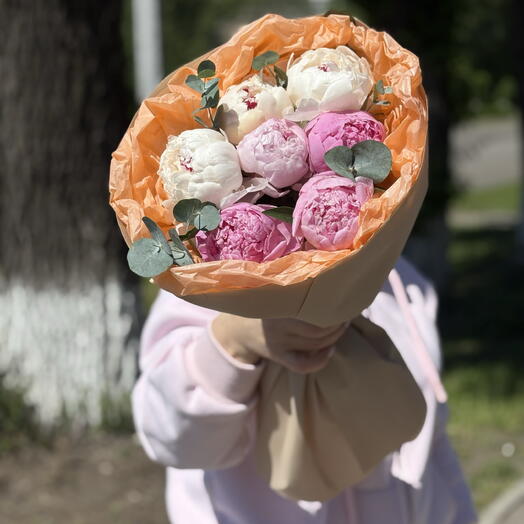 7 пионов с эвкалиптом