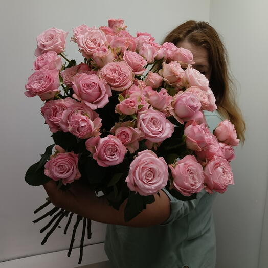 Букет из 15 пионовидных кустовых роз 000151