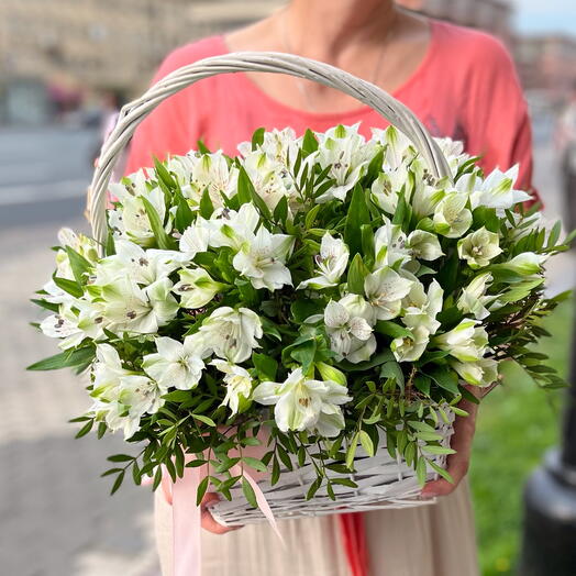 Корзина с альстромерией
