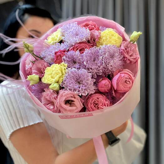 Стойкий дофаминовый букет😍 хризантемы, пионовидные розы, диантусы и эустома