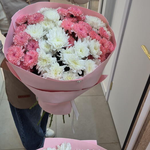 Букет из крашеных кустовых хризантем