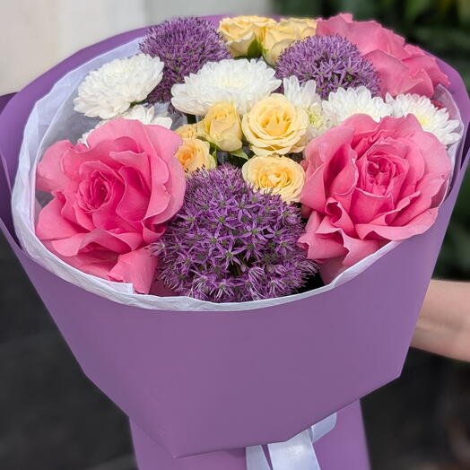 Букет из французских розовых роз, кустовых роз, аллиума, кустовых хризантем