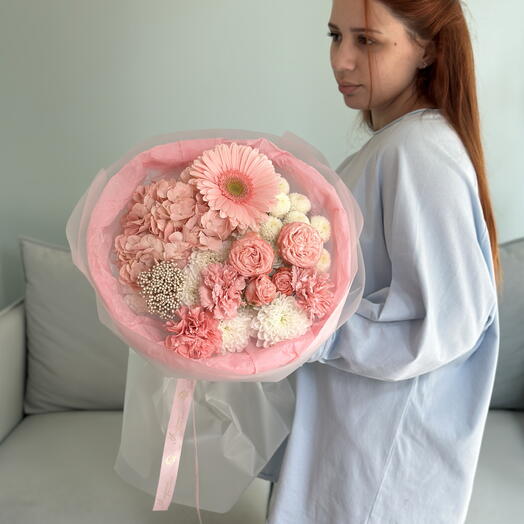 Розовый букет с герберой