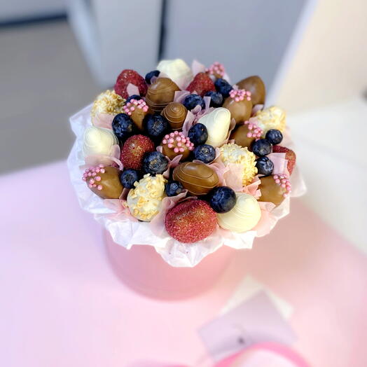 Клубника в шоколаде в шляпной коробке и голубка