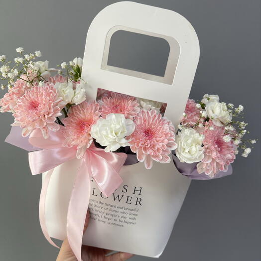 Нежная композиция с кустовыми гвоздиками🌸