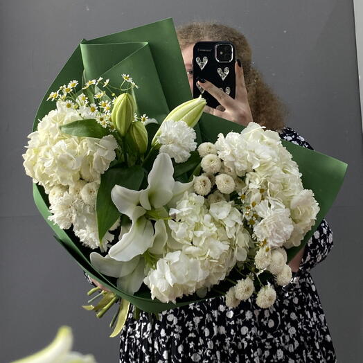 Белый большой букет, ароматный (лилии, диантусы, гортензии, матрикария, ромашк)