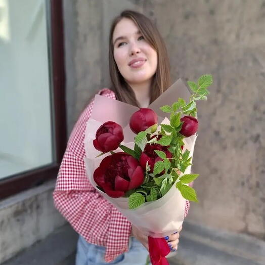 Букет из Пяти Насыщенных Красно-бордовых Пионов с Веточками Малины