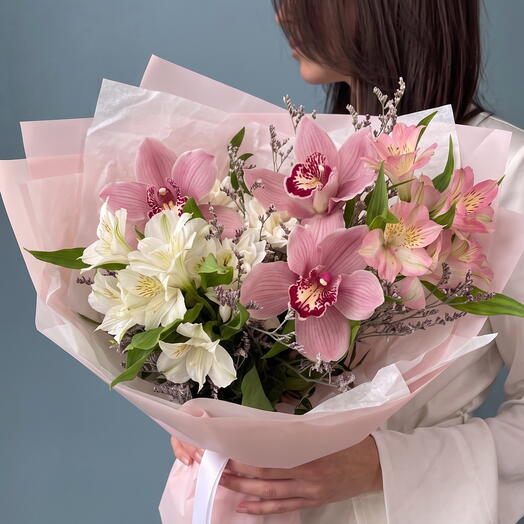 Ramo prefabricado con orquídea y alstroemeria
