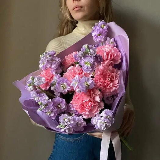 Яркий букет ароматной маттиолы и диантусов