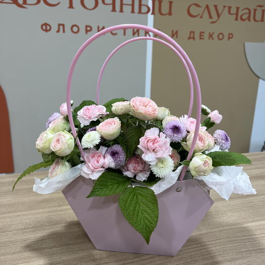 Сумочка с пионовидными кустовыми розами и листьями малины
