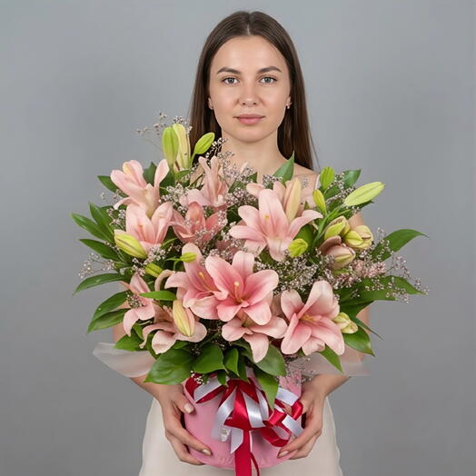 Букет в коробке с лилиями в розовых тонах / A333