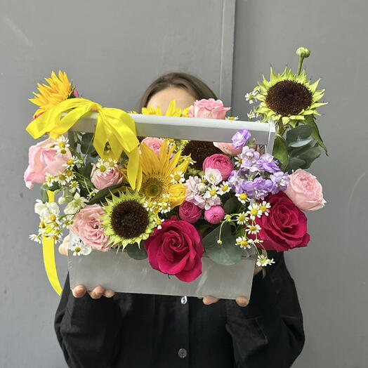 Яркая композиция с Подсолнухами и Розами в деревянном ящике 🌺