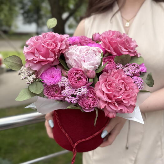 Композиция «Малинка» с пионом,розами французскими и кустовыми пионовидными