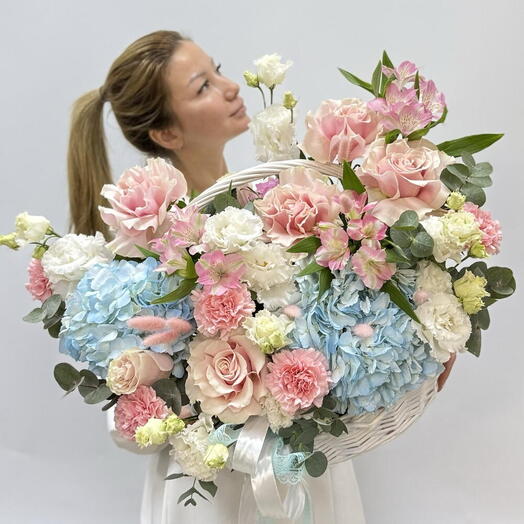 Большая корзина с яркими цветами 🌸