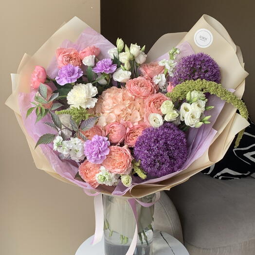 Букет «Акварель» с пионовидными розами, аллиумами, маттиолой💜