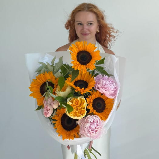 Букет с подсолнухами и пионами "SUN BLOOM"