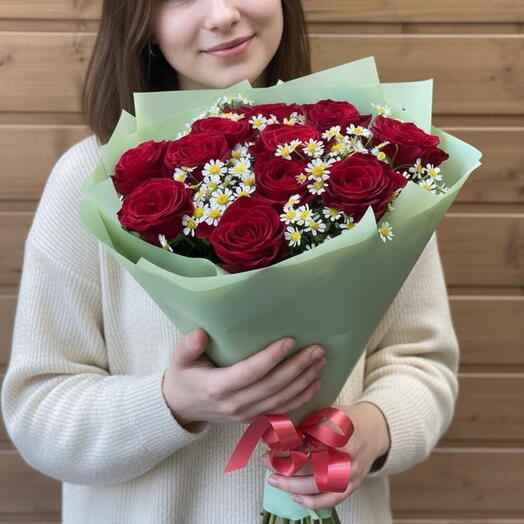 Букет из 11 красных кенийских роз и кустовой ромашки