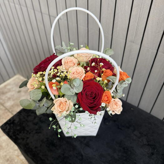 Композиция из роз, гипсофилы и эвкалипта