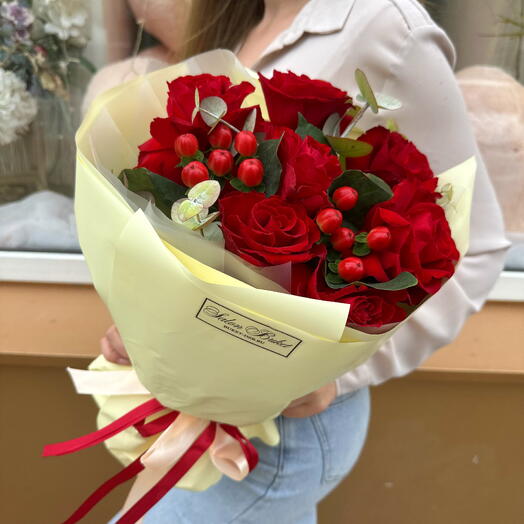 Букет из красных роз и гиперикума