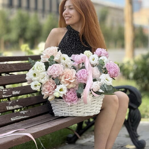 Корзина с цветами роз и пионами🌸