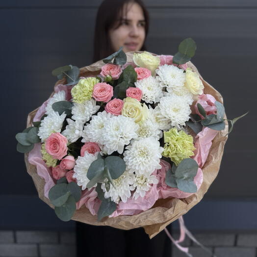 Букет с кустовыми розами , хризантемой «Летняя прогулка»