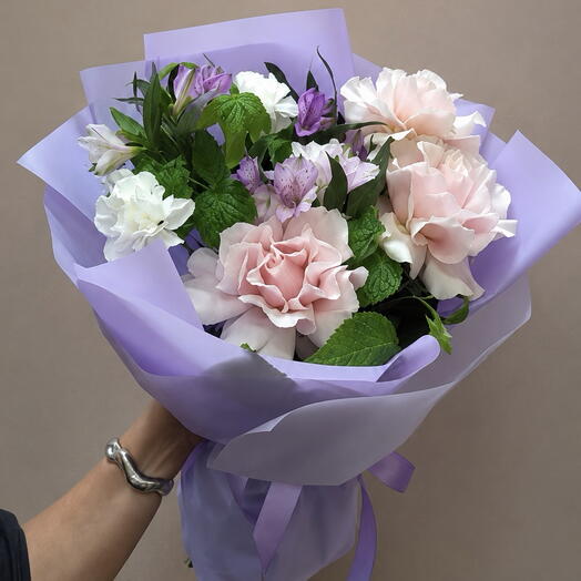 💜 Французские розы, альстромерии и диантусы в сиреневой упаковке